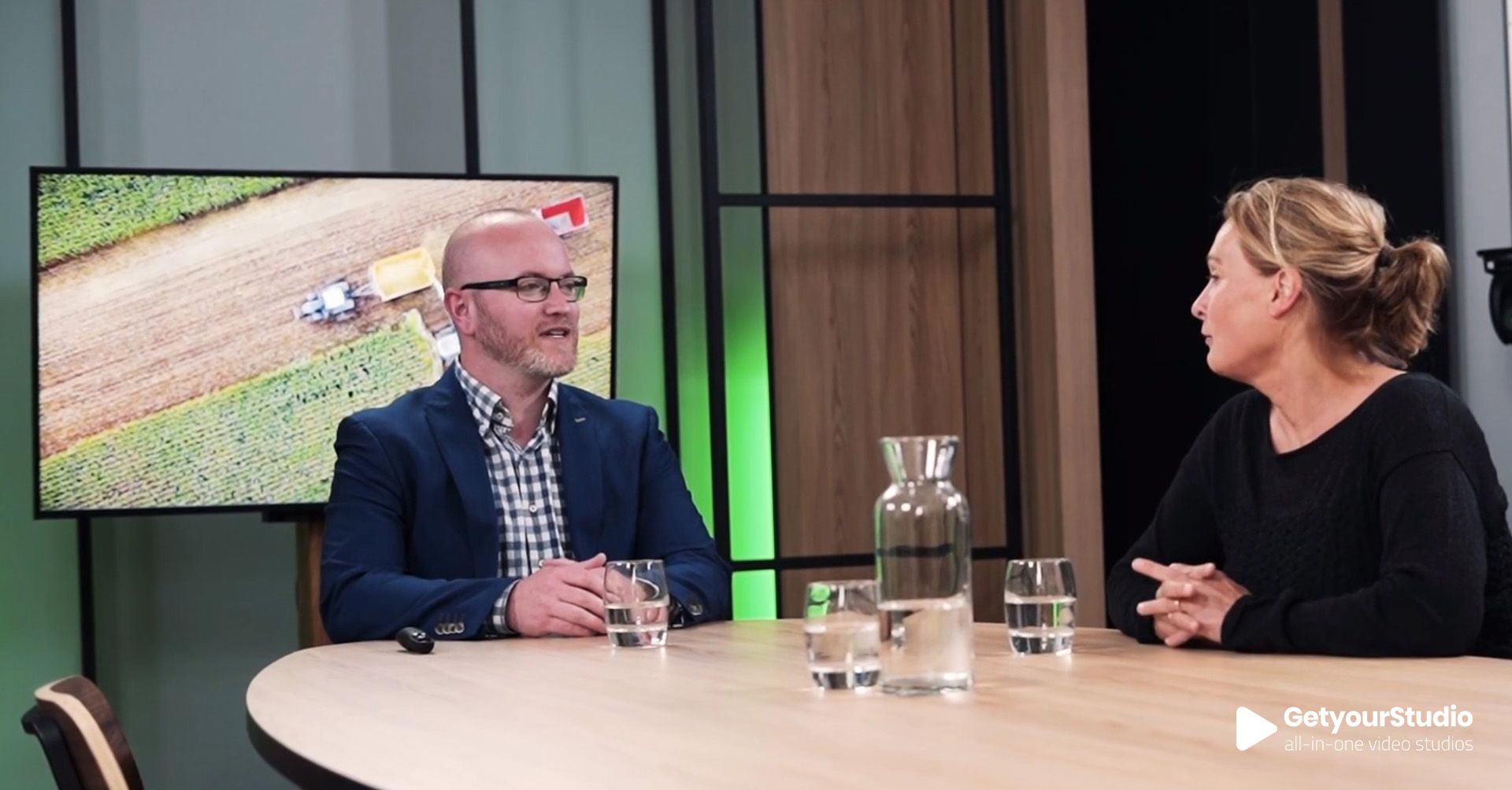 Interview in een corporate in-house studio van LTO Nederland, ontworpen door GetyourStudio met professionele verlichting