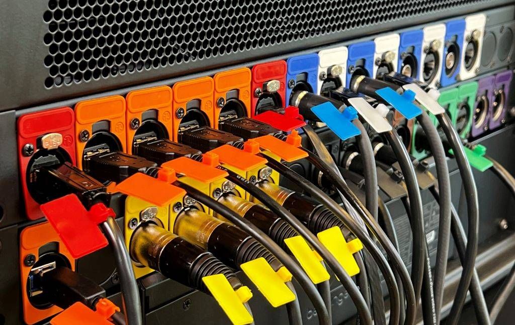 Sistema de cables codificados por colores de GetyourStudio para una configuración plug-and-play rápida y sencilla