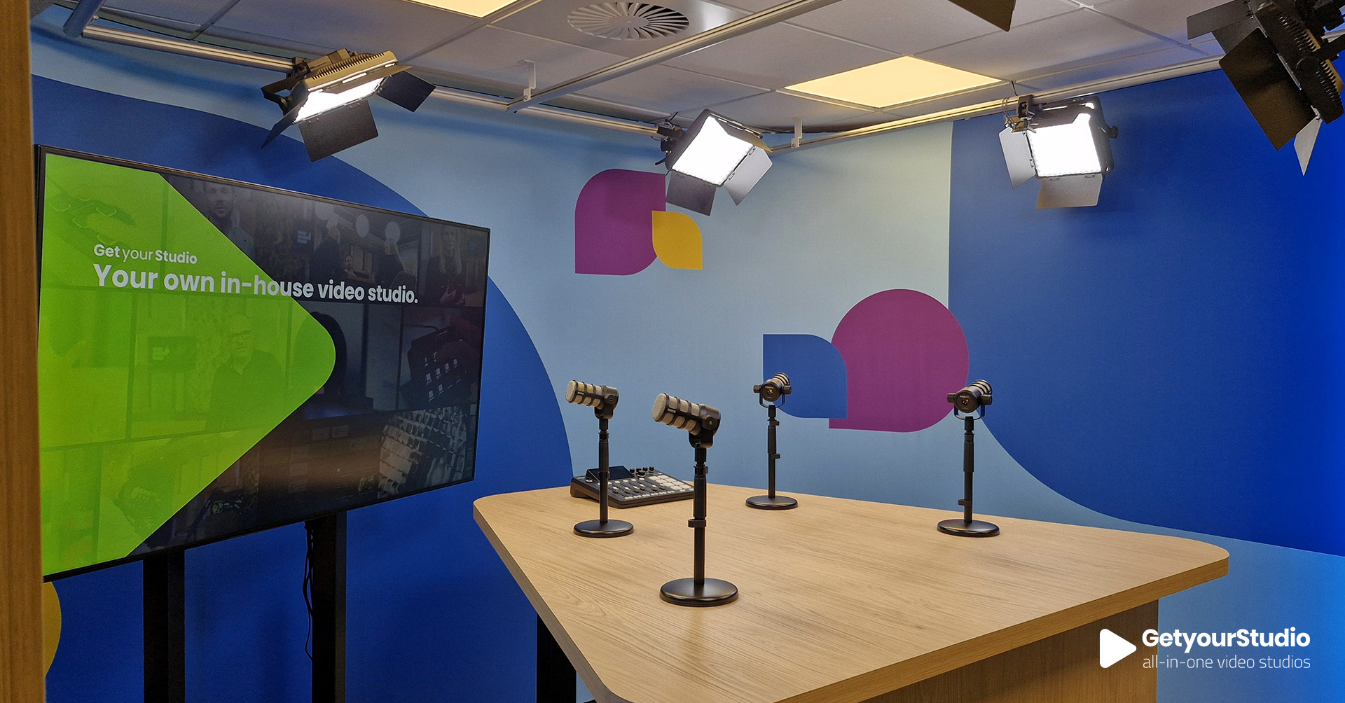 Overzicht van de Arkin Jellinek videostudio, ingericht door GetyourStudio met modulair decorsysteem en broadcastverlichting
