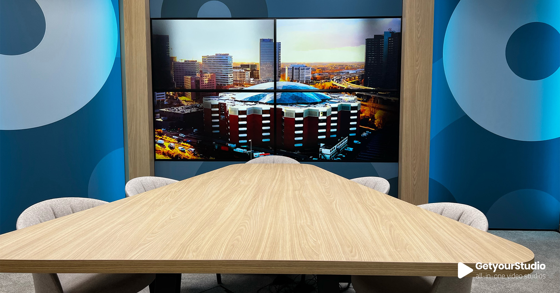 talkshow in een corporate in-house studio van Athora Zwitserleven, ontworpen door GetyourStudio met LED-verlichting en stijlvolle balies