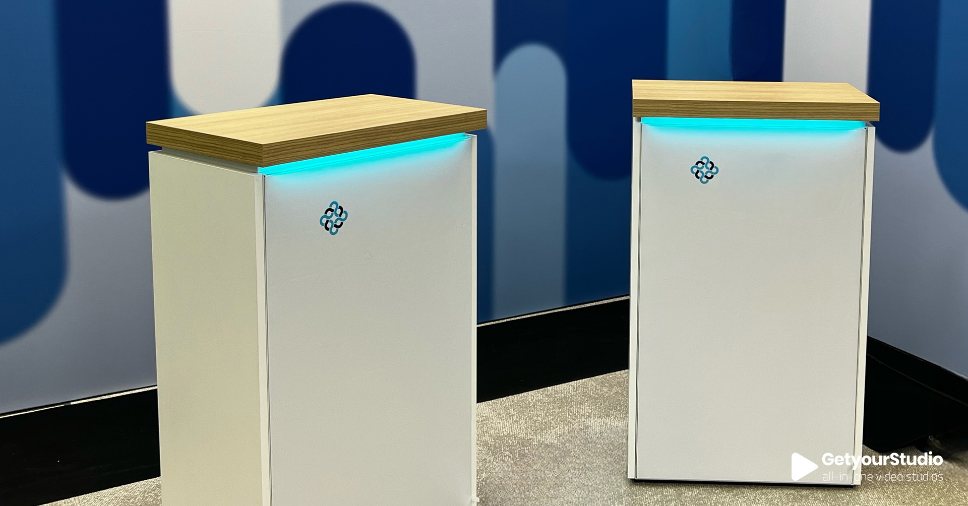 resentatiedesks met ledverlichting en houten blad voor professionele in-house studio’s