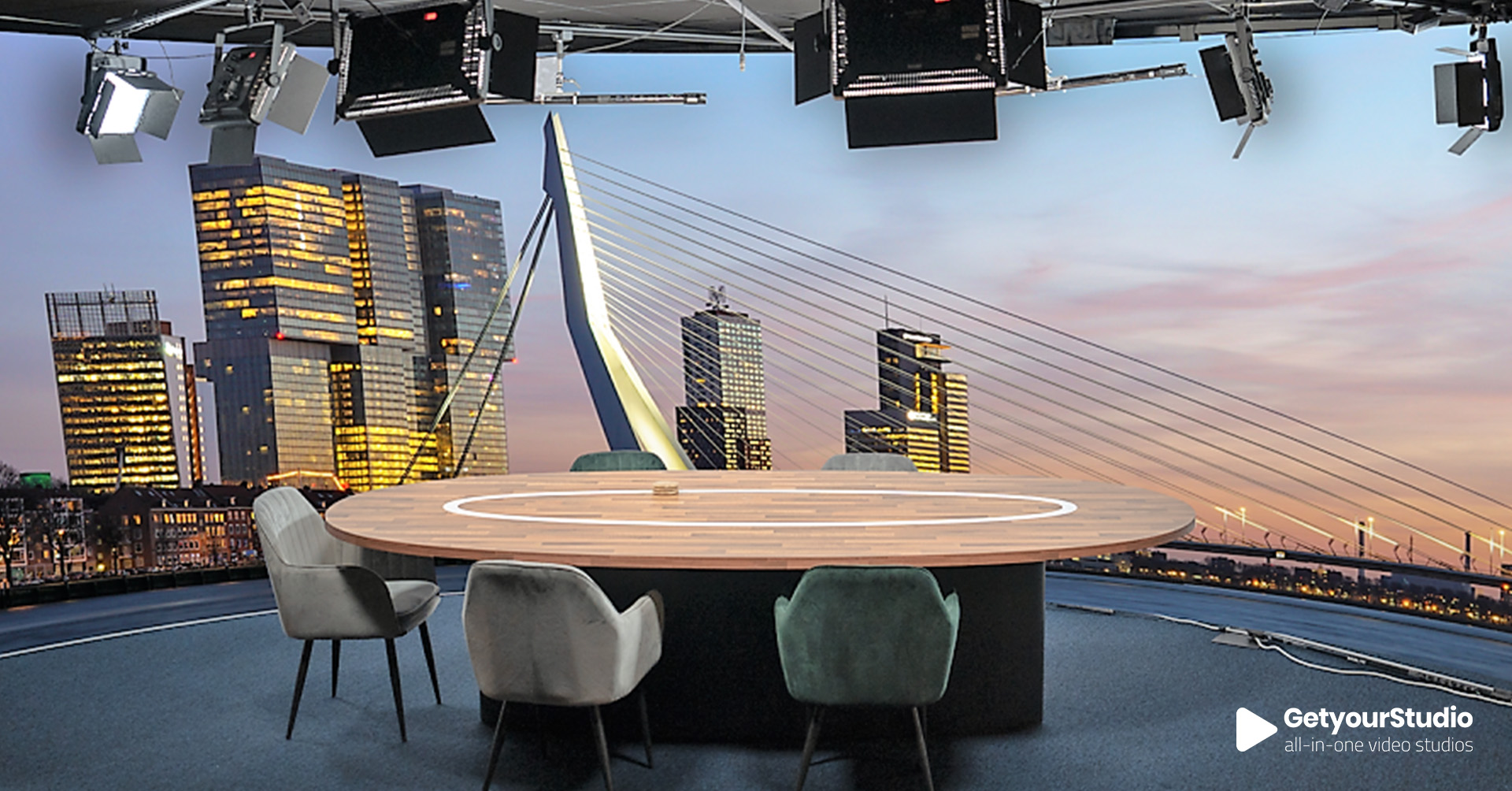 Corporate in-house studio met skyline van Rotterdam als backdrop, ontworpen door GetyourStudio met professioneel licht en studiomeubilair.