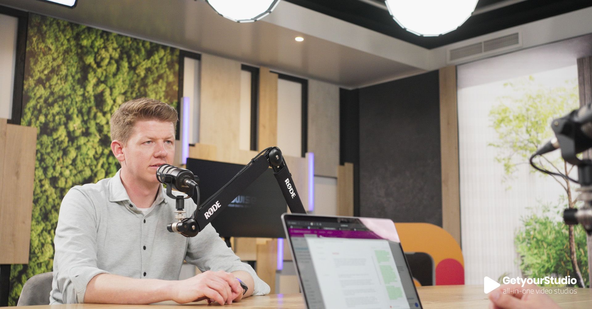 Podcastopname in een corporate in-house studio van GetyourStudio, met akoestische wanden, studiobelichting en professionele microfoons